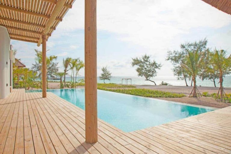 Terraza y piscina de la villa privada frente a la playa con piscina en el Royal Sands Koh Rong