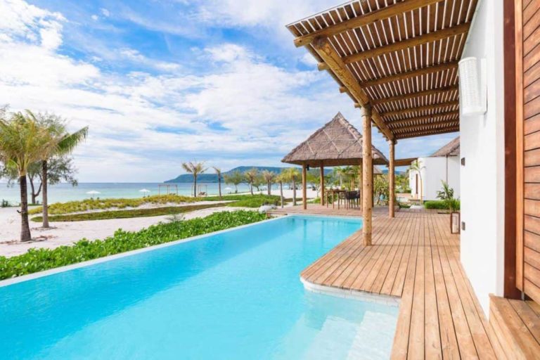 Terraza y piscina de la villa privada frente a la playa con piscina en el Royal Sands Koh Rong