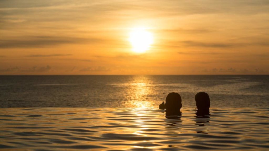 Pareja viendo la puesta de sol en la piscina infinity del Royal Sands Koh Rong
