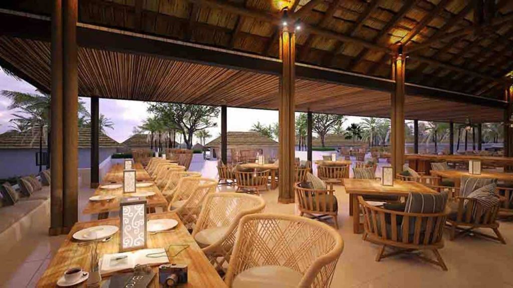 Mesas y sillas de comedor en un restaurante al aire libre en el Royal Sands Koh Rong