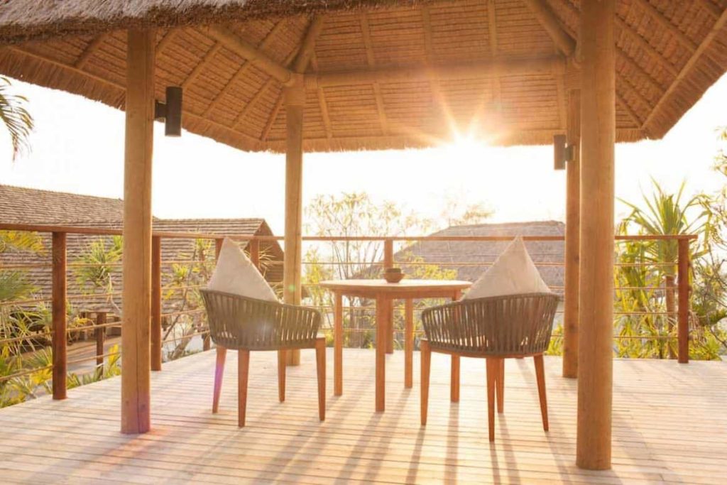 Comedor en la terraza al aire libre de Ocean View Pool Villa en Royal Sands Koh Rong