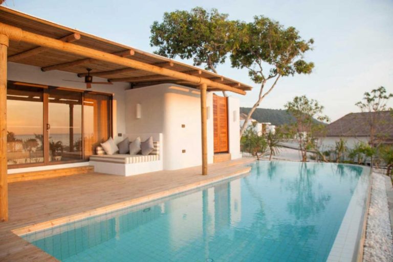 Terraza y piscina de la villa privada Ocean View Pool Villa en Royal Sands Koh Rong