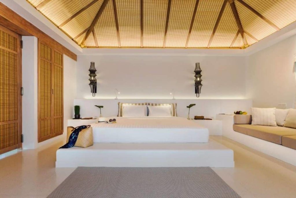 غرفة نوم فيلا مطلة على المحيط مع سرير كينج ومنطقة جلوس في رويال ساندز كوه رونج