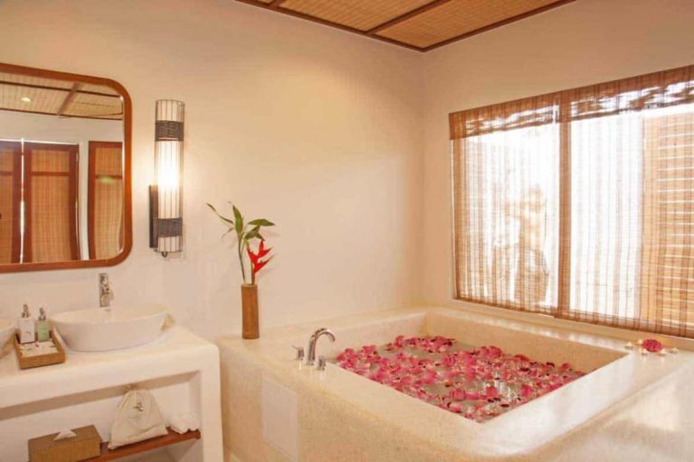 Baño con bañera, tocador y espejo de las villas con vista al mar y frente a la playa en el Royal Sands Koh Rong