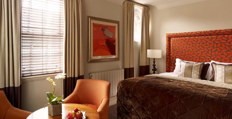 Habitación clásica con cama King y sala de estar en Arden Hotel
