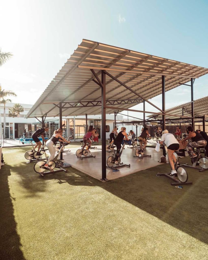 Clase de ciclismo al aire libre en el Club Deportivo Activate | Suites Baobab