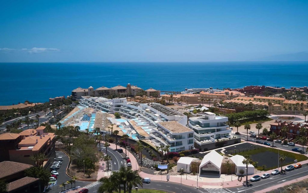 Baobab Suites vista aérea de las suites y piscinas del hotel