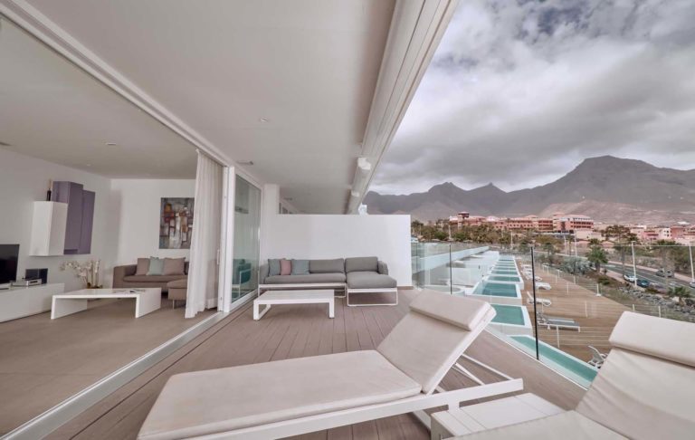Terraza de la suite Divinity Bliss con muebles lounge de exterior y vistas a la montaña | Suites Baobab