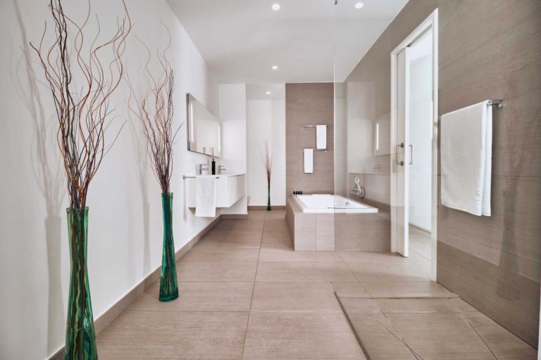 Baño de la suite Divinity Breeze con bañera y ducha separada | Suites Baobab