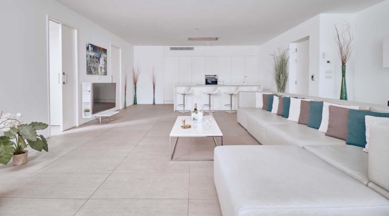 Sala de estar y cocina de concepto abierto de la suite Divinity Breeze | Suites Baobab