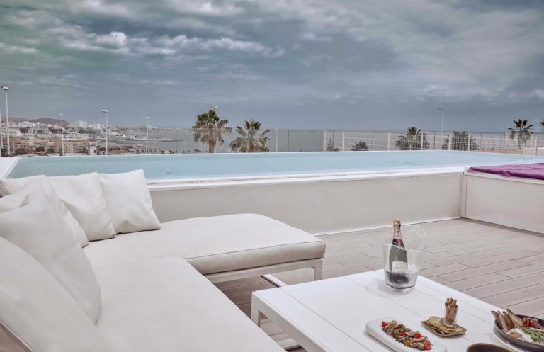 Terraza al aire libre de la suite Divinity Breeze con sala de estar y piscina privada | Suites Baobab