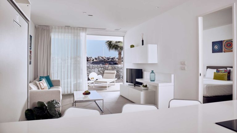 Sala de estar de concepto abierto de la suite Divinity Eden | Suites Baobab