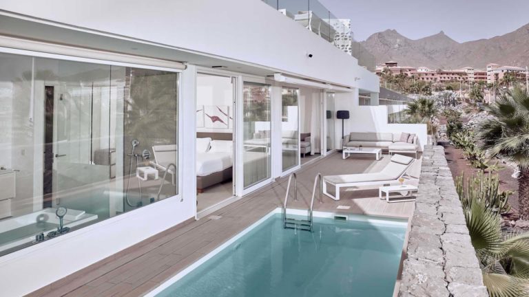 Terraza de la suite Divinity Mar con área lounge al aire libre y piscina | Suites Baobab