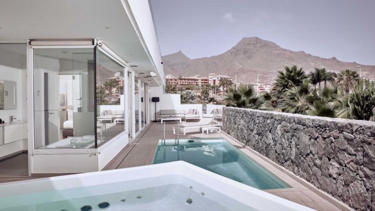 Terraza de la suite Divinity Mar con sala de estar al aire libre, piscina y jacuzzi | Suites Baobab