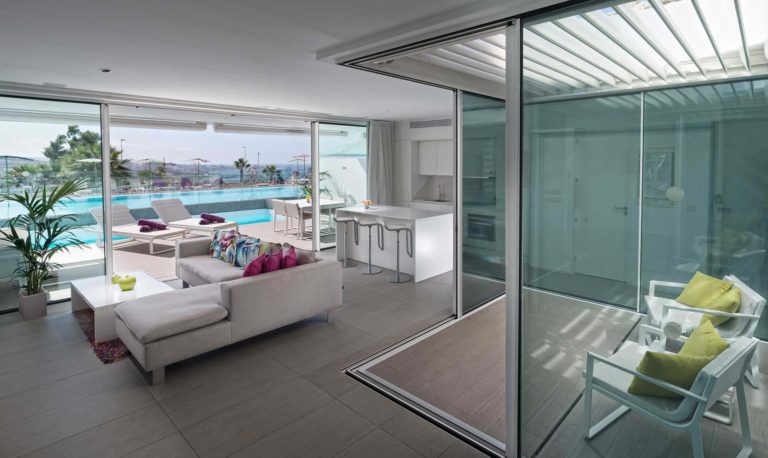 Divinity Rio suite cocina de concepto abierto y sala de estar con puertas corredizas a la terraza privada | Suites Baobab