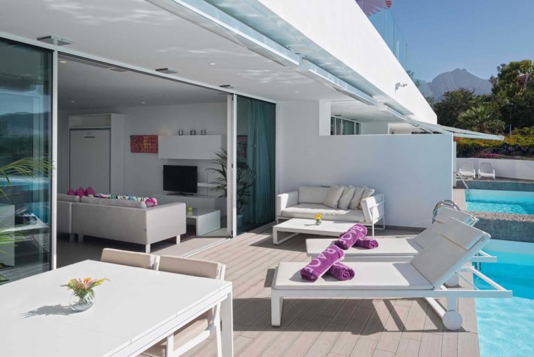 Terraza de la suite Divinity Rio con sala de estar, mesa de comedor y piscina privada | Suites Baobab