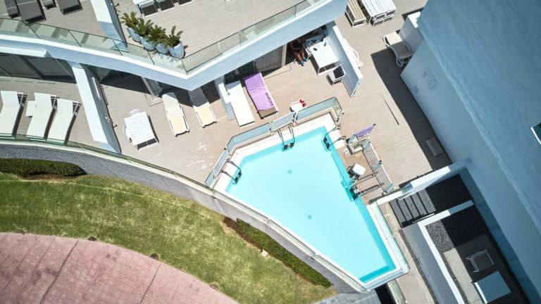 Vista aérea de la piscina compartida al aire libre de la suite Divinity Studio | Suites Baobab