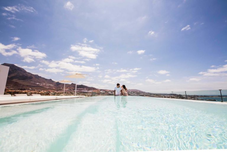 Infinity Euphoria suite pareja en terraza riéndose junto a la piscina privada | Suites Baobab