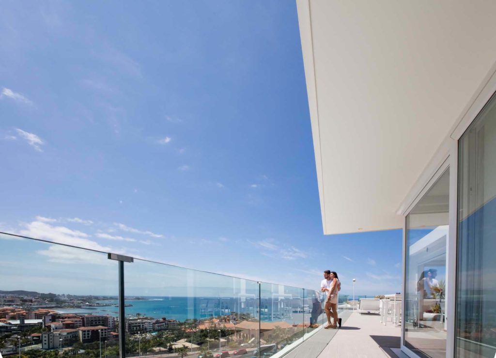 Pareja en la suite Infinity Euphoria en la terraza admirando la vista al mar | Suites Baobab