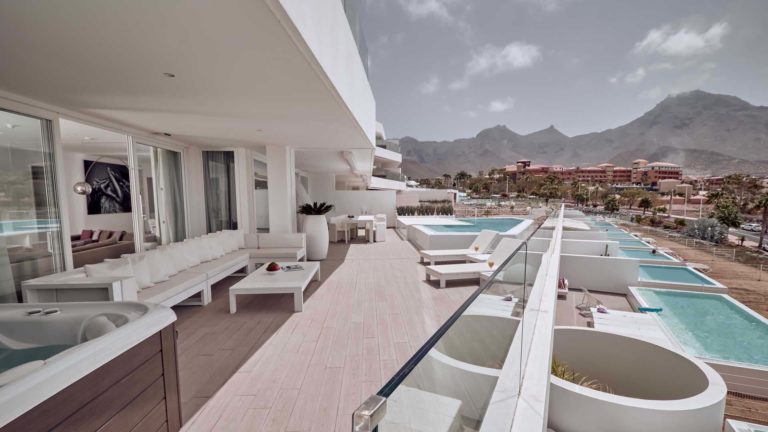 Terraza de la suite Infinity Harmony Comedor al aire libre y sala de estar con piscina privada y jacuzzi | Suites Baobab