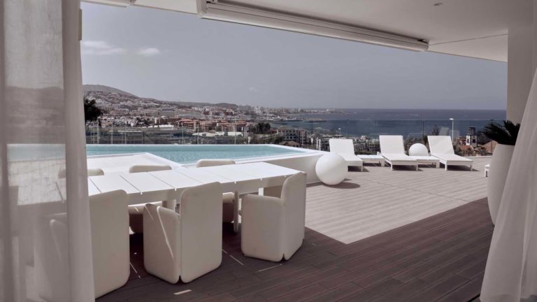Terraza de la suite Infinity Harmony Comedor al aire libre y sala de estar con piscina privada | Suites Baobab