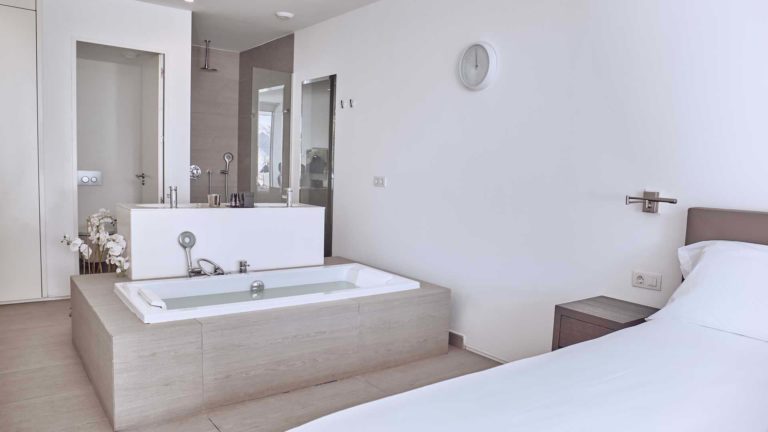 Dormitorio en suite Infinity Mar y baño en suite con ducha y bañera separadas | Suites Baobab