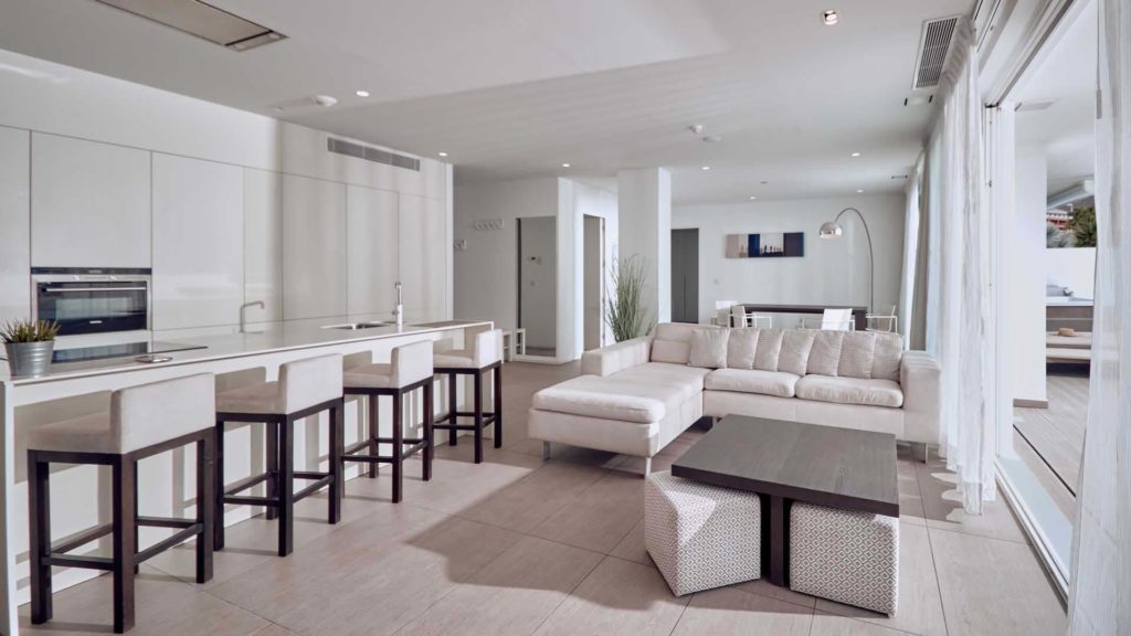 Cocina de concepto abierto, sala de estar y comedor de la suite Infinity Mar | Suites Baobab
