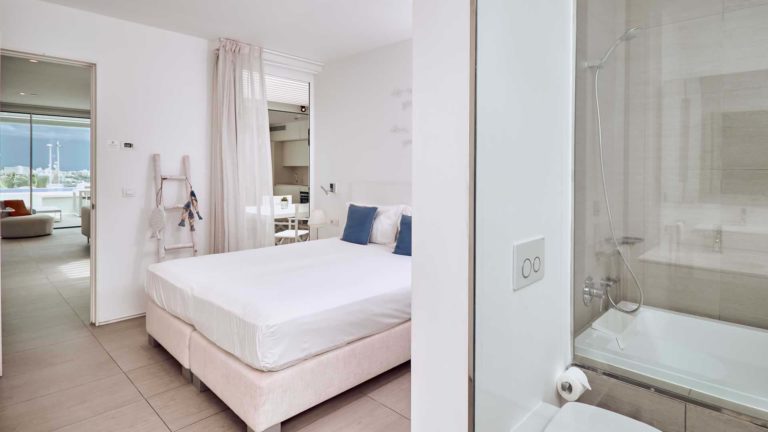Infinity Rio suite bedroom and en-suite bathroom with shower/tub combination | Baobab Suites