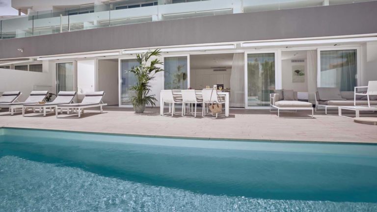 Terraza de la suite Infinity Rio con salas de estar, mesa de comedor y piscina privada | Suites Baobab