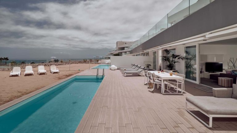 Terraza de la suite Infinity Rio con salas de estar, mesa de comedor y piscina privada | Suites Baobab