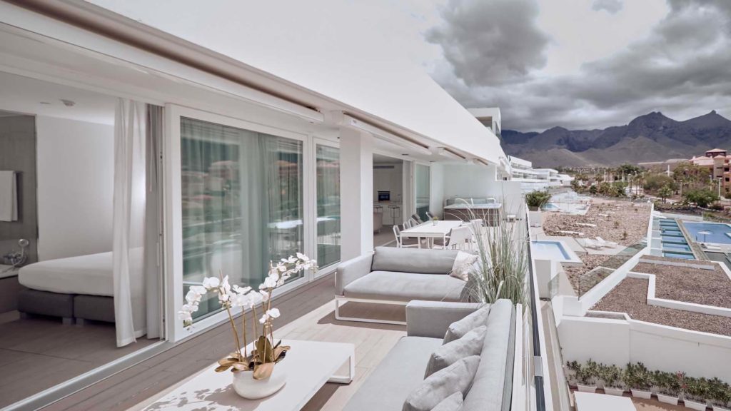 Terraza de la suite Serenity Allegra con sala de estar, mesa de comedor y jacuzzi | Suites Baobab