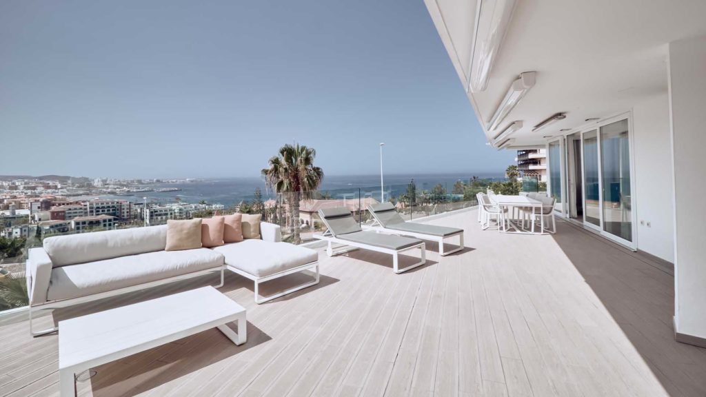 Serenity Elegance Suite Terrasse mit Lounge-Bereichen und Esstisch | Baobab-Suiten