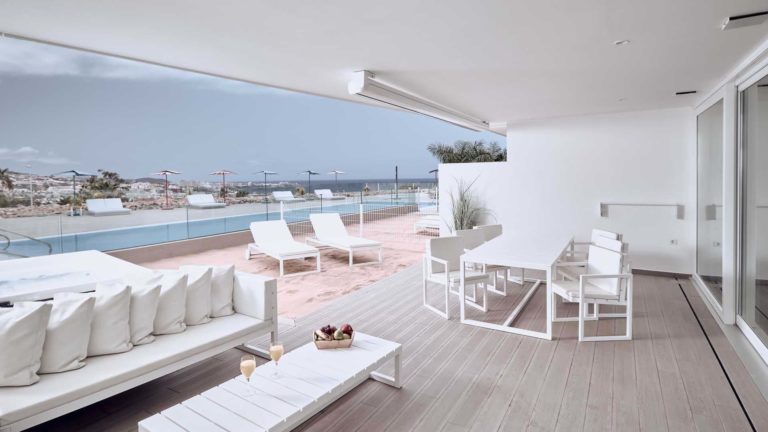 Terraza de la suite Serenity Lago con salas de estar y mesa de comedor | Suites Baobab