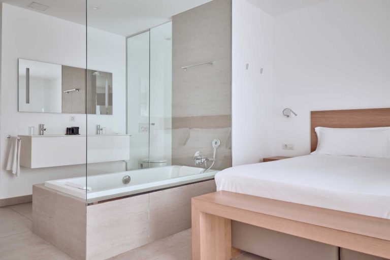 Dormitorio en suite Serenity Mar con baño en suite | Suites Baobab