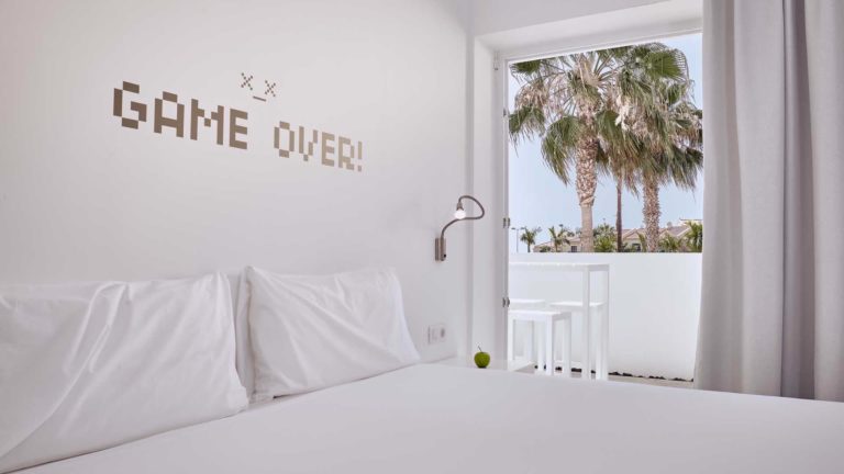 Dormitorio en suite Serenity Mar con puerta corredera que da a la terraza | Suites Baobab