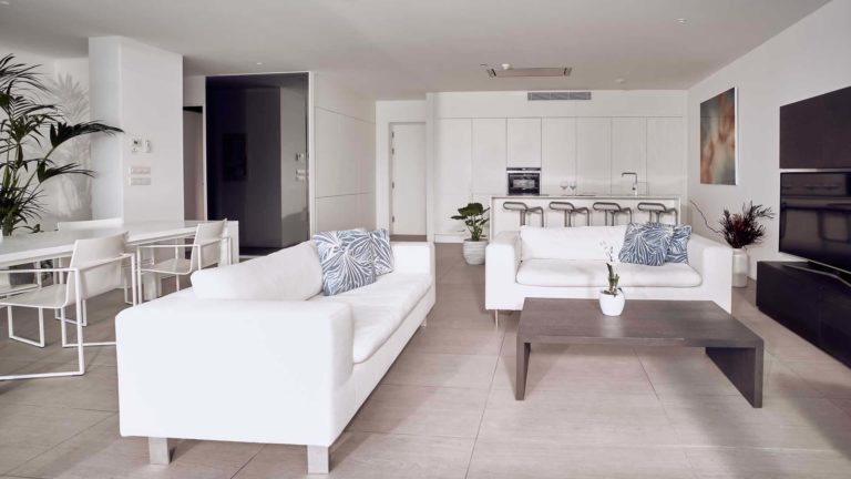 Sala de estar, comedor y cocina de concepto abierto de la suite Serenity Mar | Suites Baobab