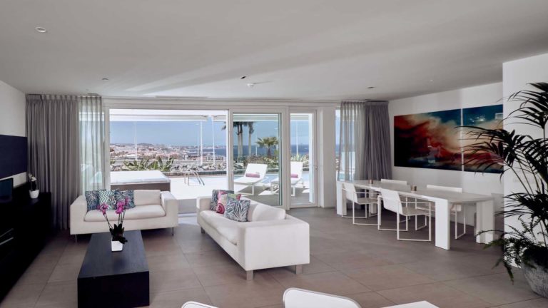 Sala de estar y comedor de concepto abierto de la suite Serenity Mar | Suites Baobab