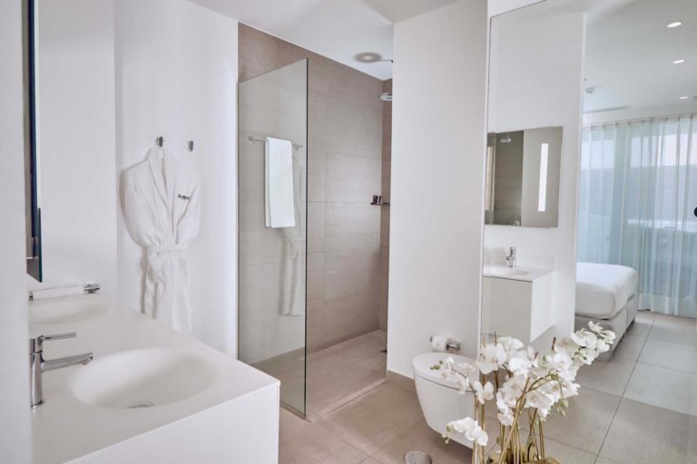 Dormitorio en suite Serenity Pico y baño en suite con ducha de lluvia | Suites Baobab