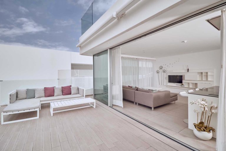 Terraza de la suite Serenity Pico con sala de estar y puertas corredizas a la sala de estar | Suites Baobab