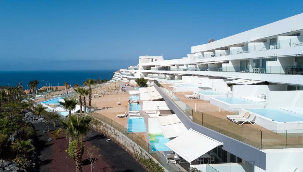 Balcón del hotel Baobab Suites con vista a las piscinas de las suites