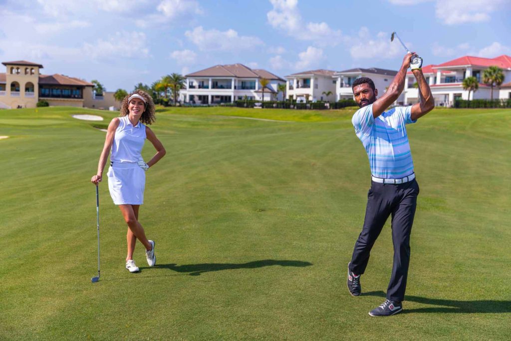 زوجان يلعبان جولة من الجولف في Bear's Den Resort Orlando