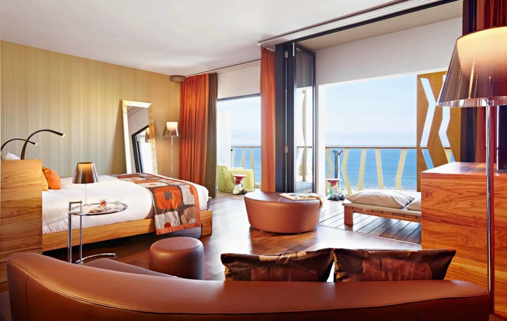 Dormitorio en suite de Bohemia Suites & Spa con vista al mar