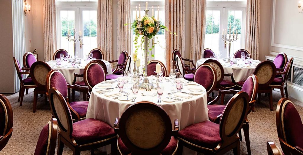 طاولات وكراسي رسمية في مطعم Chaddesley في Brockencote Hall