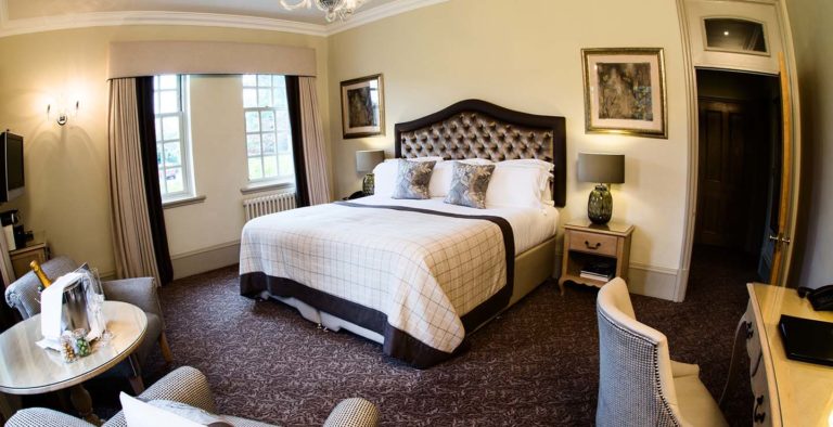 Deluxe-Zimmer mit Kingsize-Bett, Sitzecke und Arbeitsplatz in der Brockencote Hall