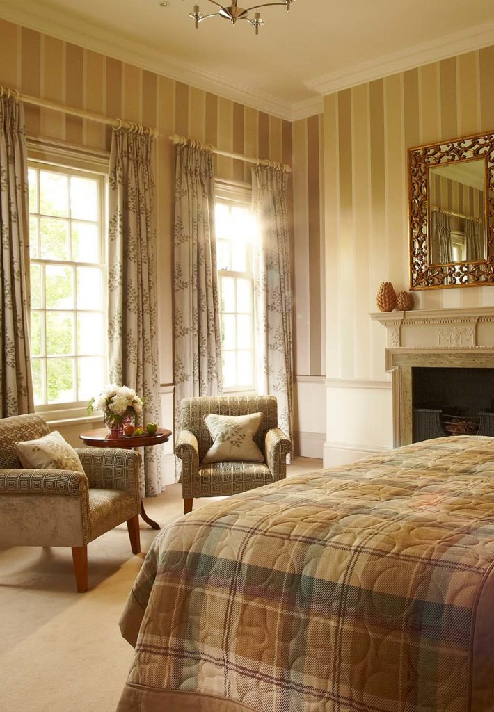 Suite Feature con cama King y sala de estar en Brockencote Hall
