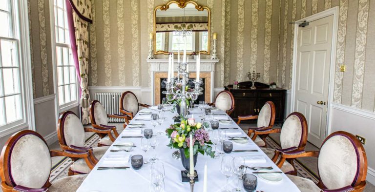 Eleganter privater Speisesaal in der Brockencote Hall