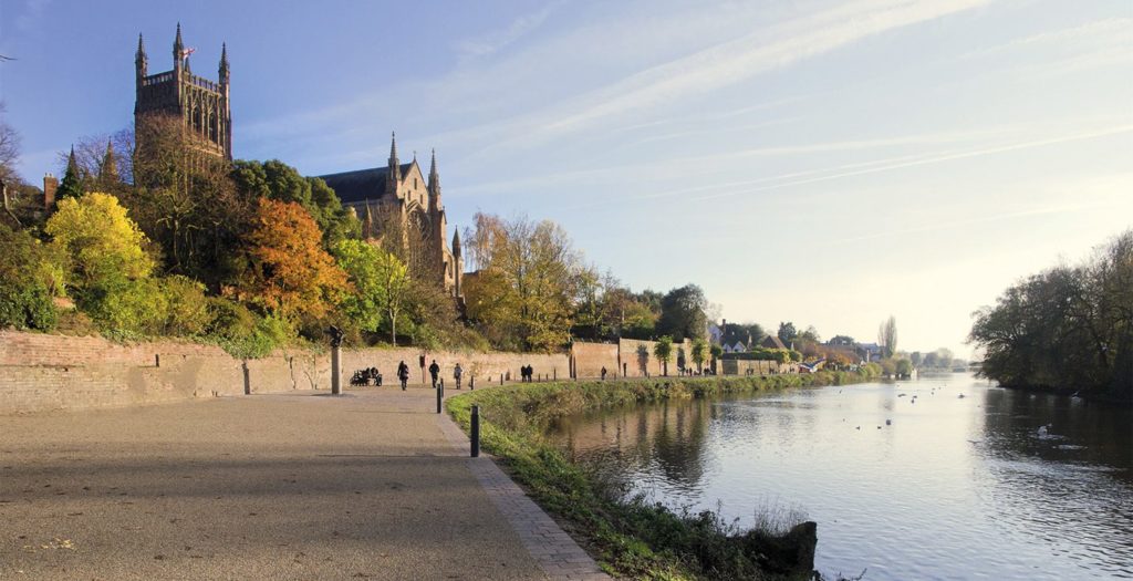 نزهة على طول النهر بجوار كاتدرائية Worcestershire التاريخية في Worcester ، المملكة المتحدة