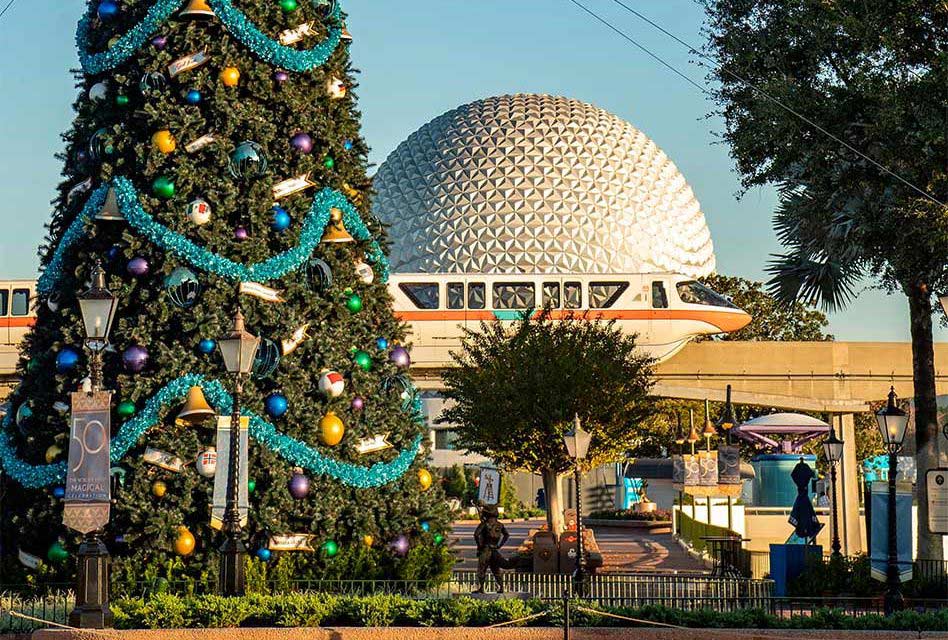 Árbol de Navidad en EPCOT frente a Spaceship Earth | Mundo Disney, Orlando, Florida