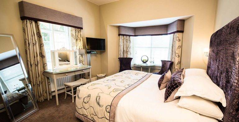 Greenway Hotel Classic Lodge Room with double bed, sitting area, and workstation