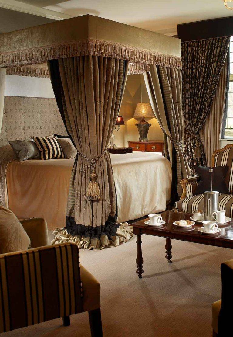 Greenway Hotel Feature Suite con cama con dosel tamaño king y sala de estar